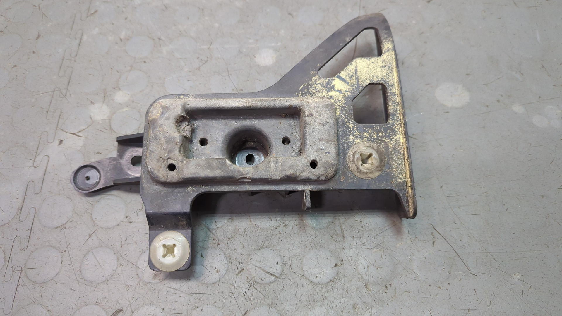 Заглушка поддомкратника