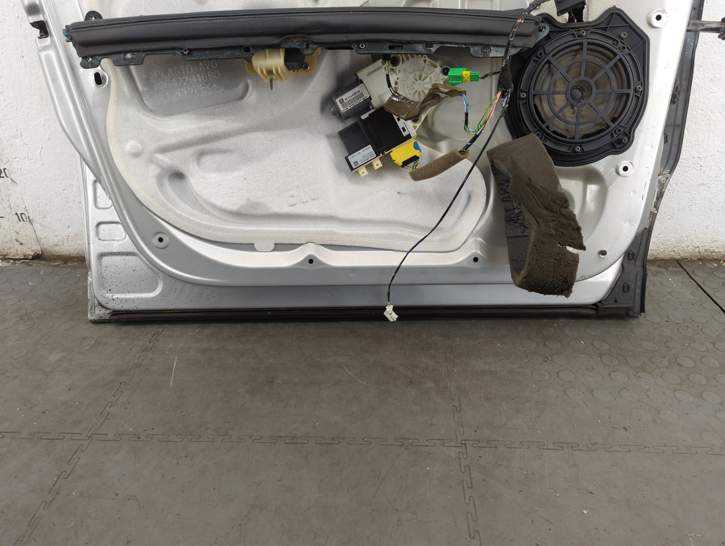 Дверь передняя левая