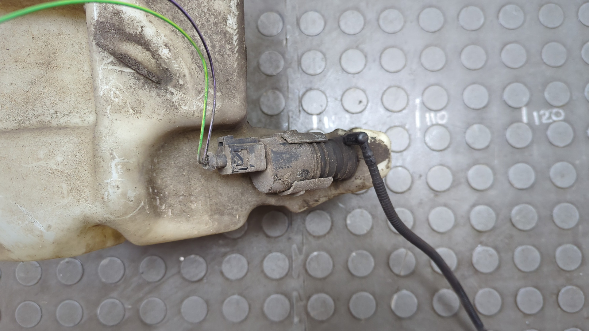 Бачок омывателя лобового стекла