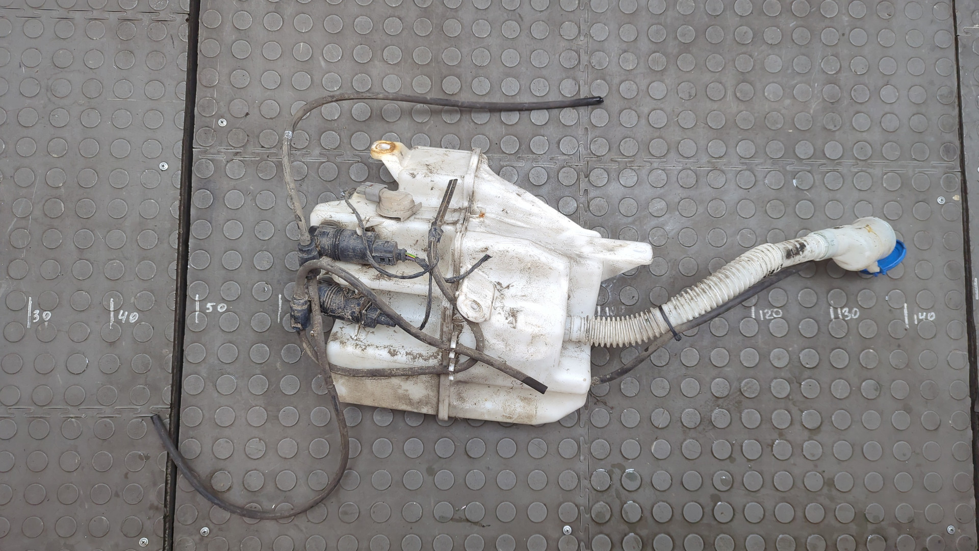 Бачок омывателя лобового стекла