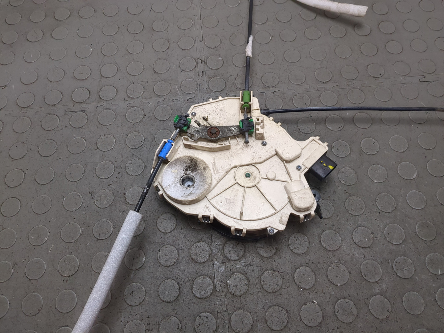 Замок двери задней левой