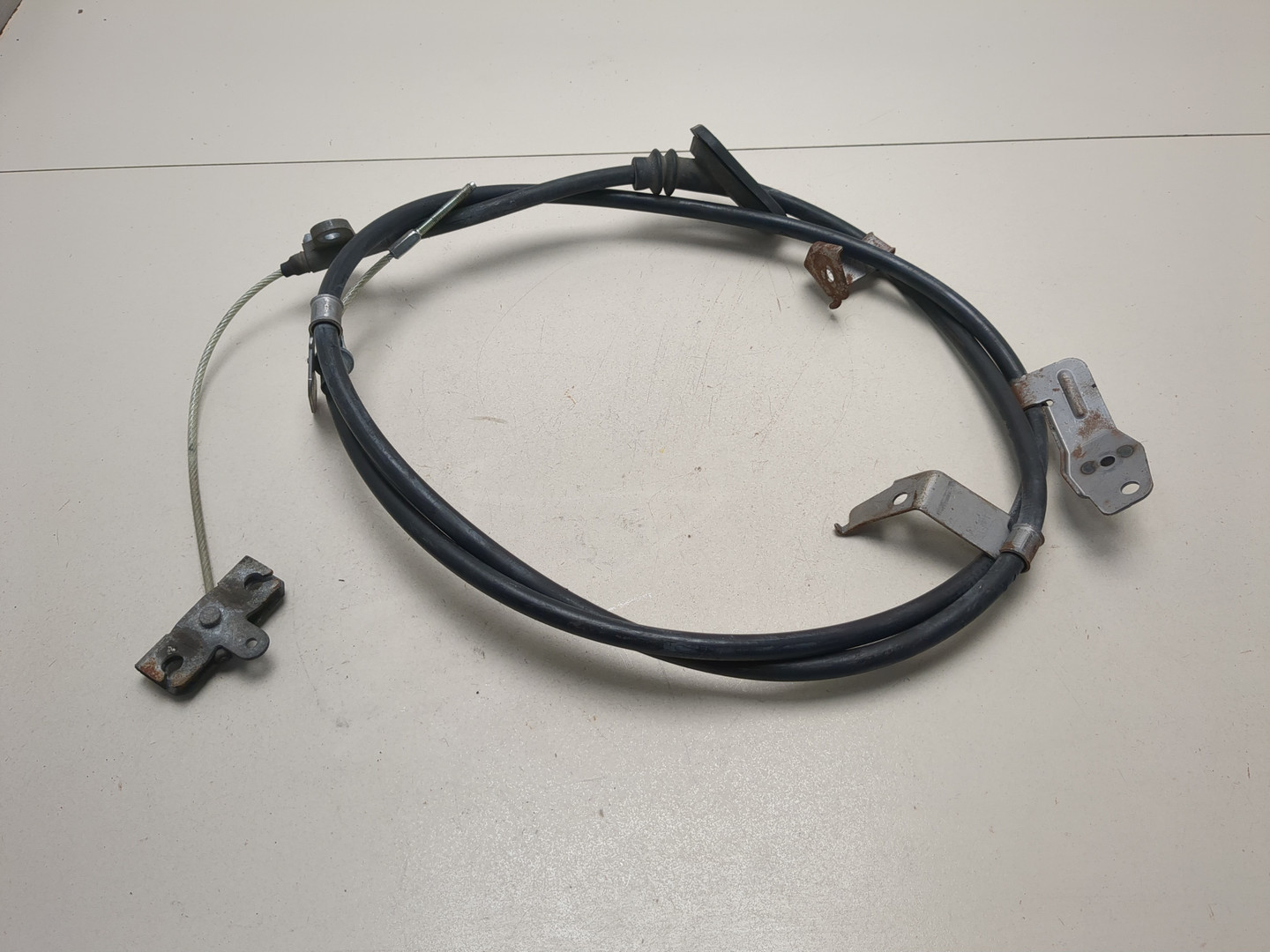 Трос стояночного тормоза