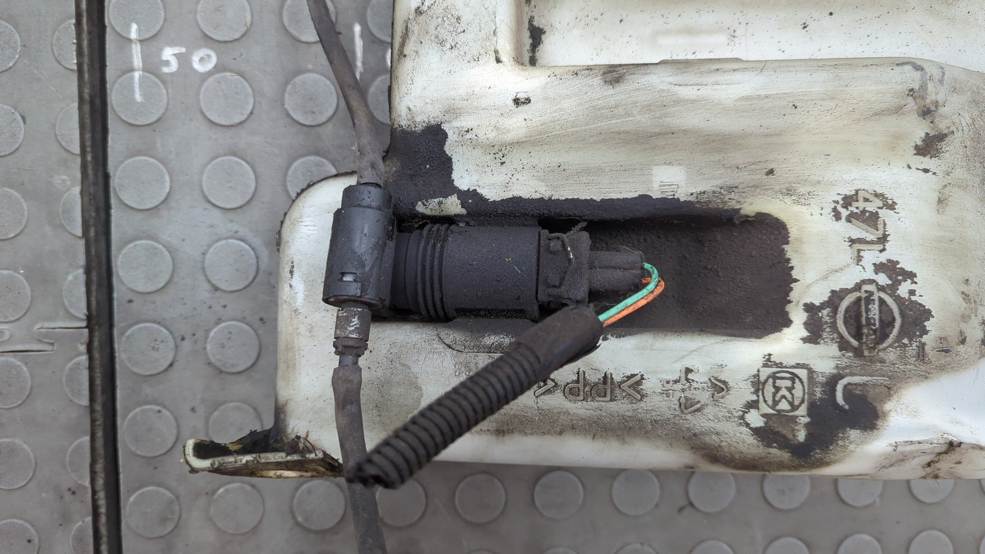 Бачок омывателя лобового стекла