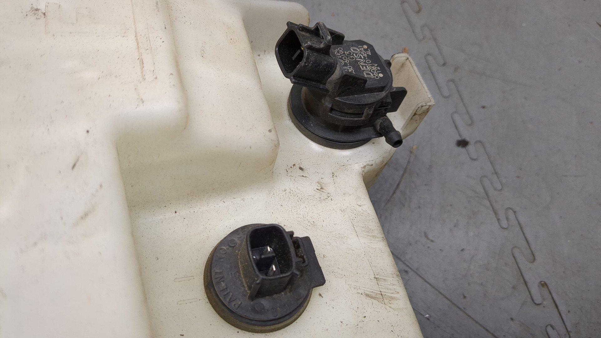 Бачок омывателя лобового стекла