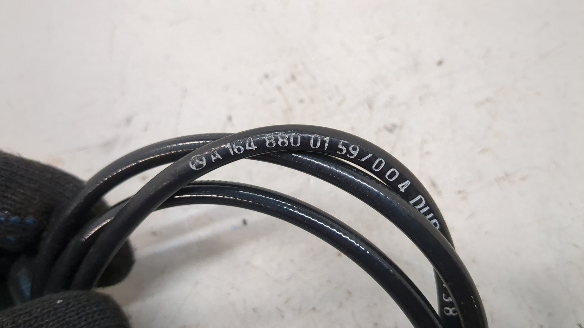 Трос открывания капота