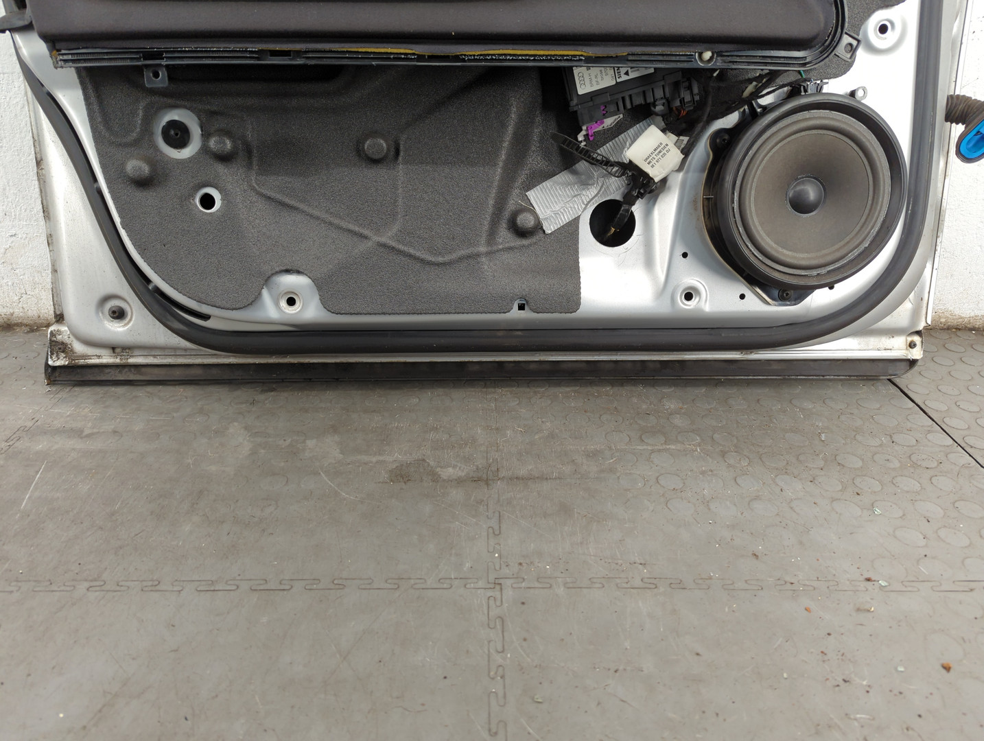 Дверь передняя левая