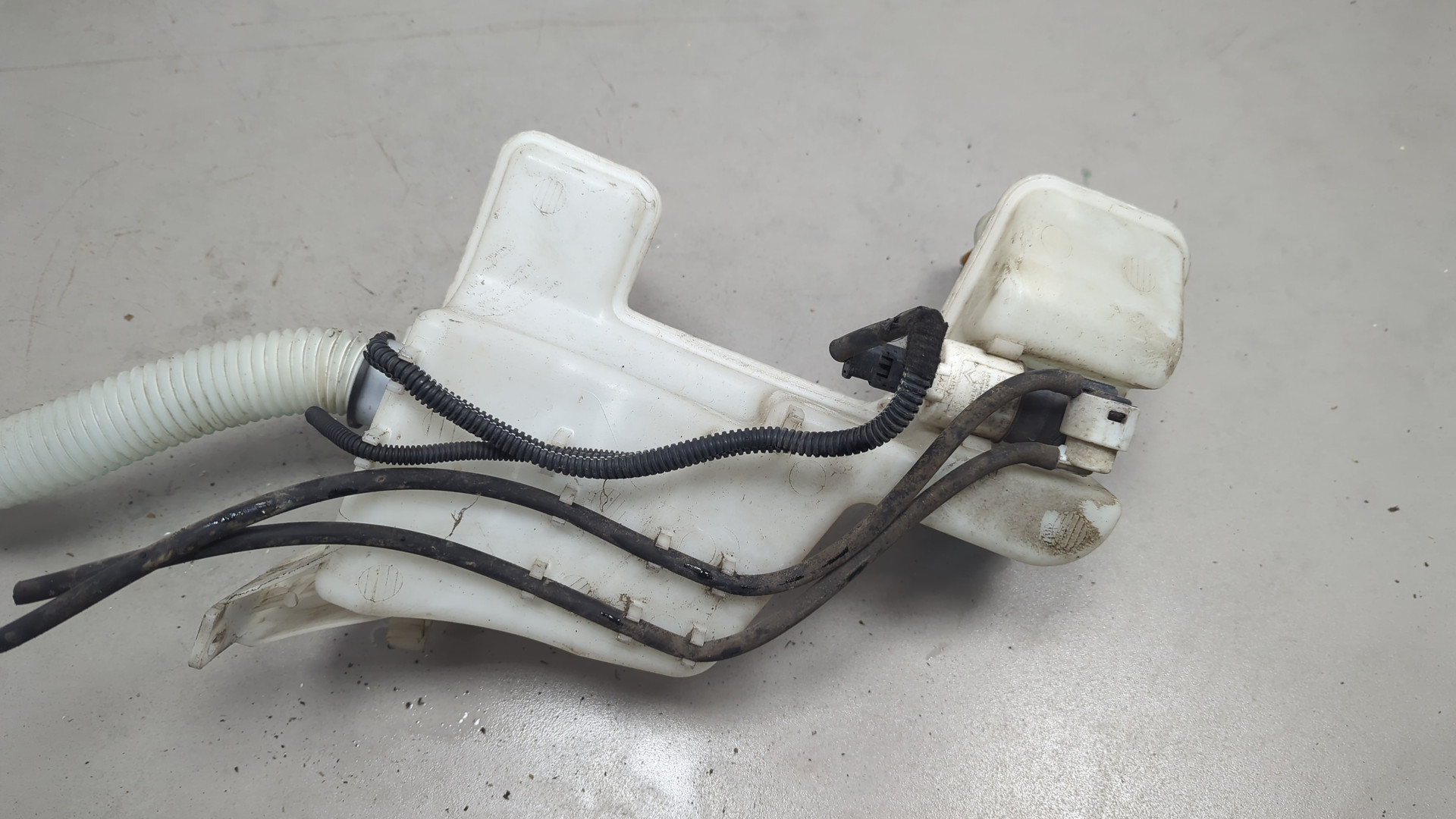 Бачок омывателя лобового стекла