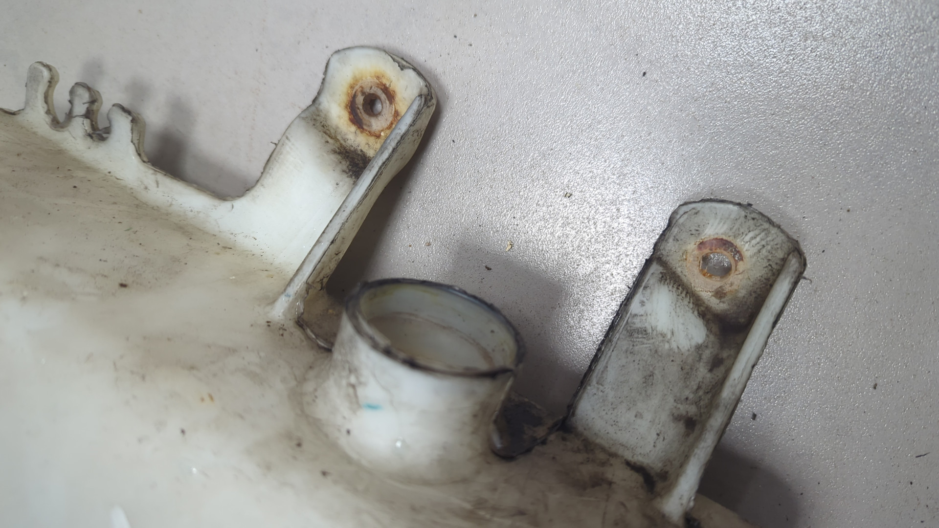 Бачок омывателя лобового стекла