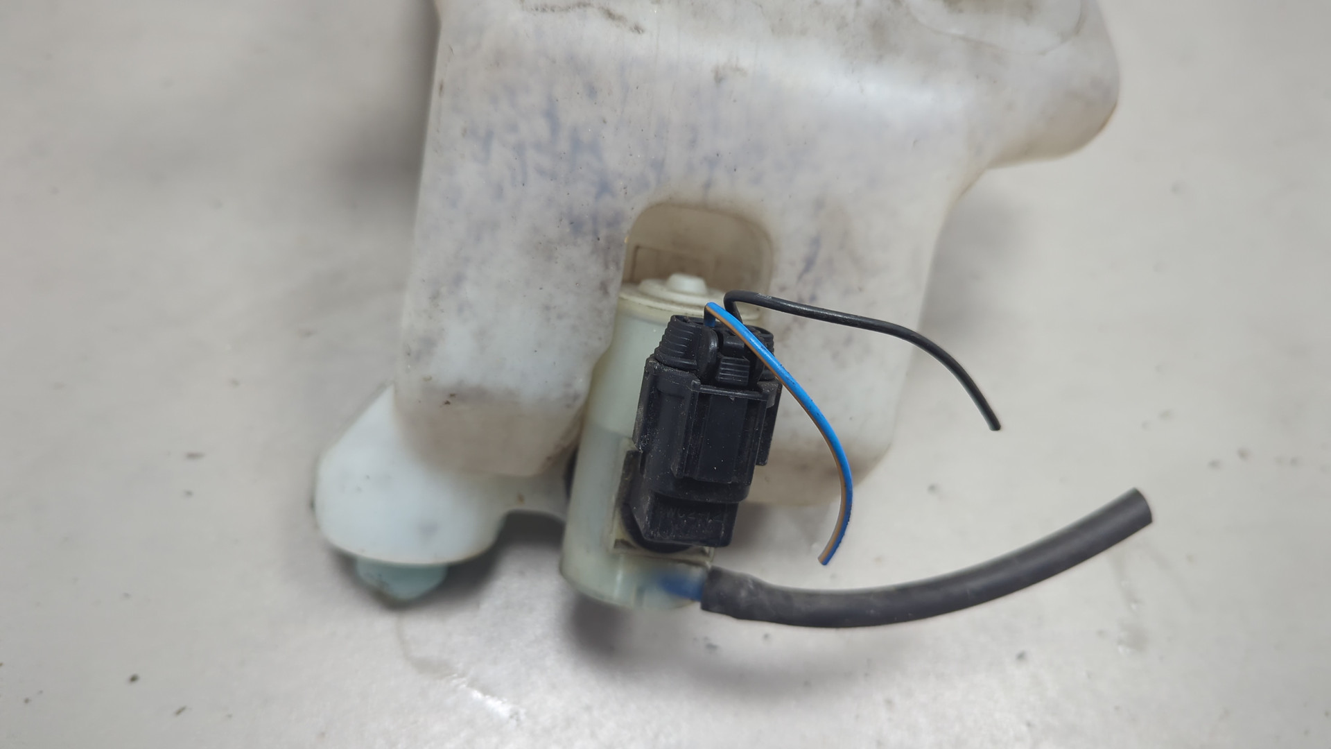 Бачок омывателя лобового стекла