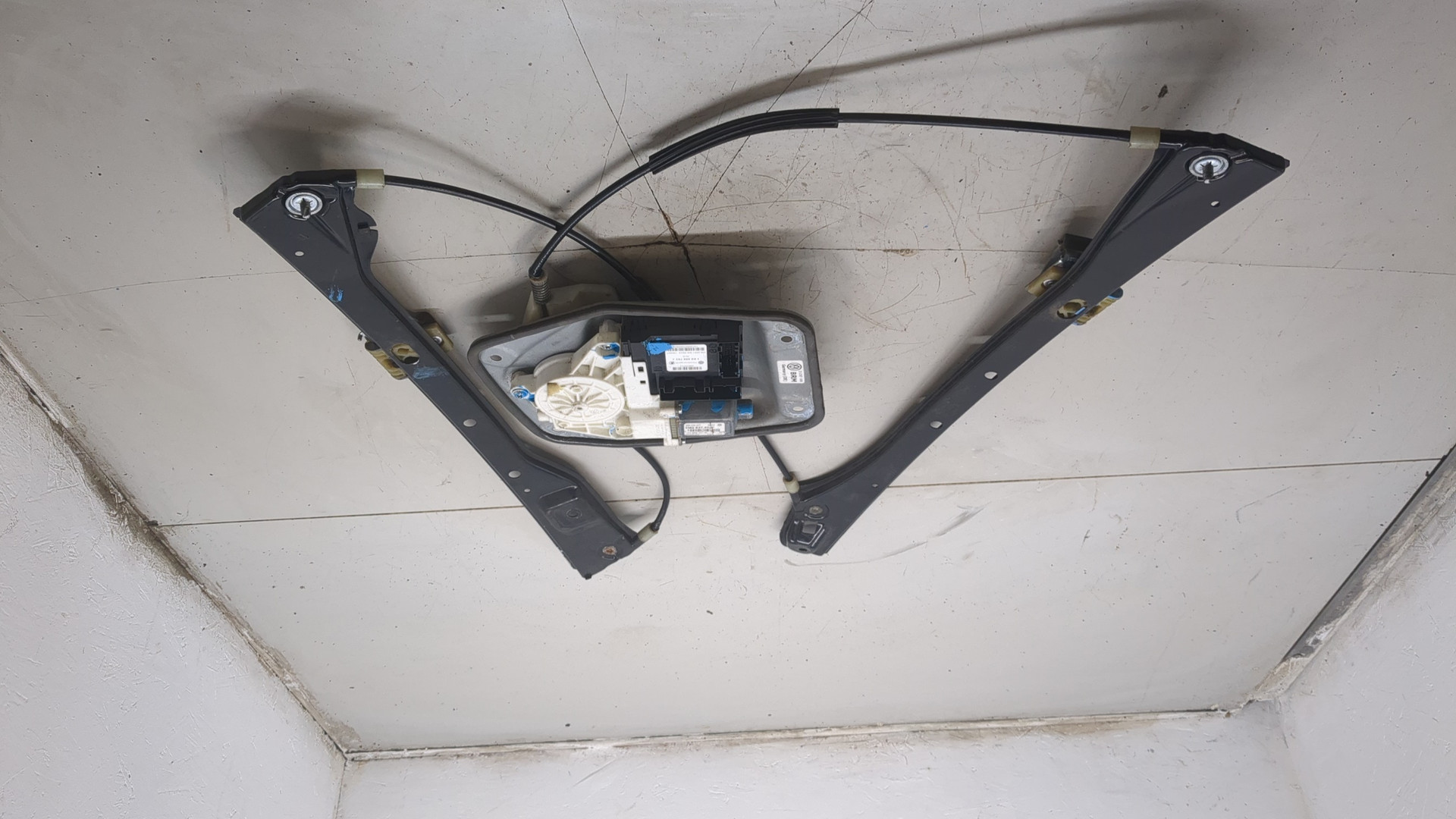 Стеклоподъемник электр. передний правый