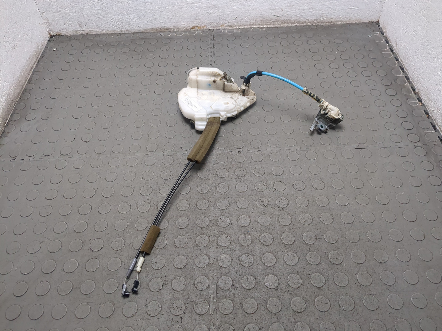 Замок двери передней левой