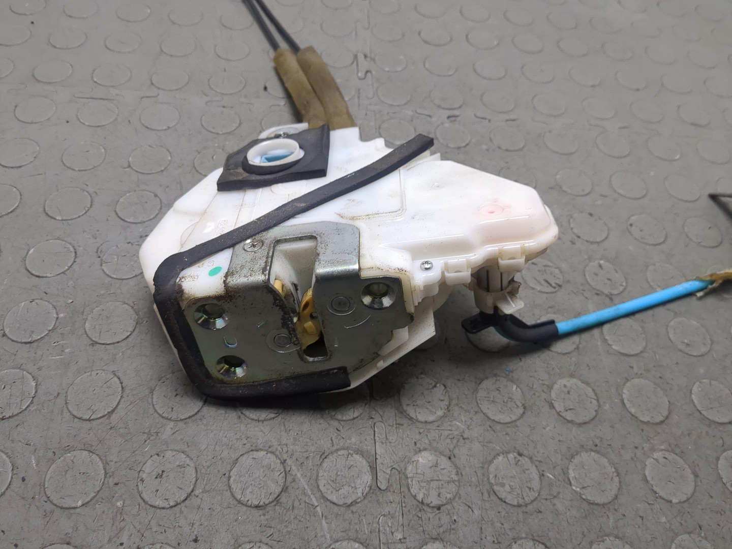 Замок двери передней левой