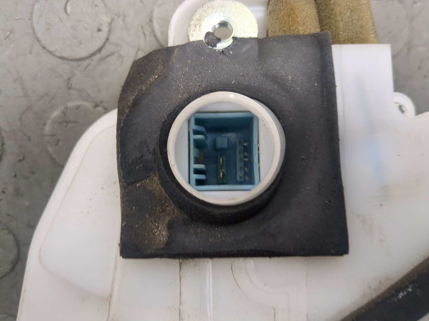 Замок двери передней левой