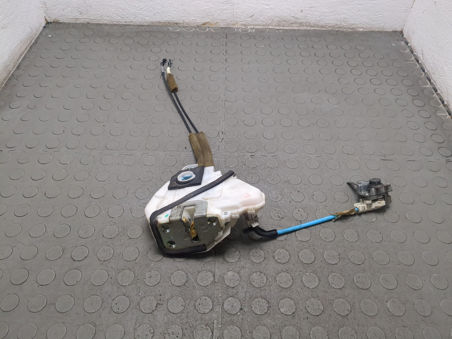 Замок двери передней левой