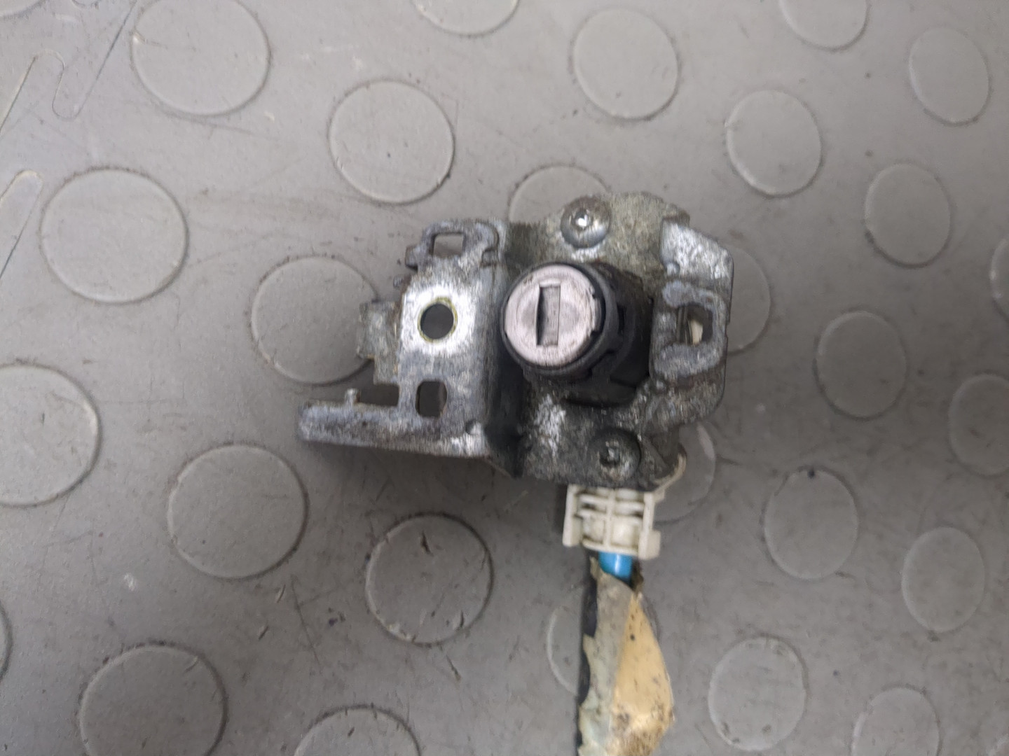 Замок двери передней левой