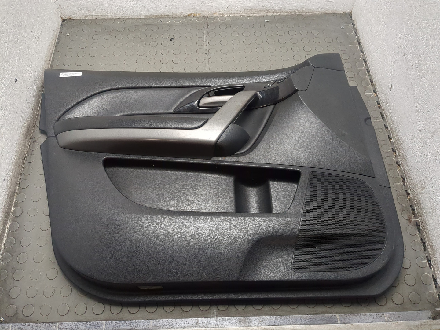 Обшивка двери передней левой