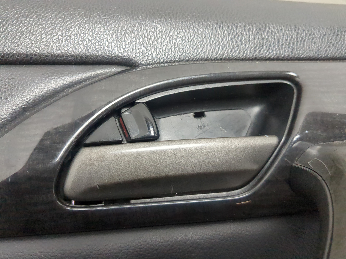 Обшивка двери передней левой