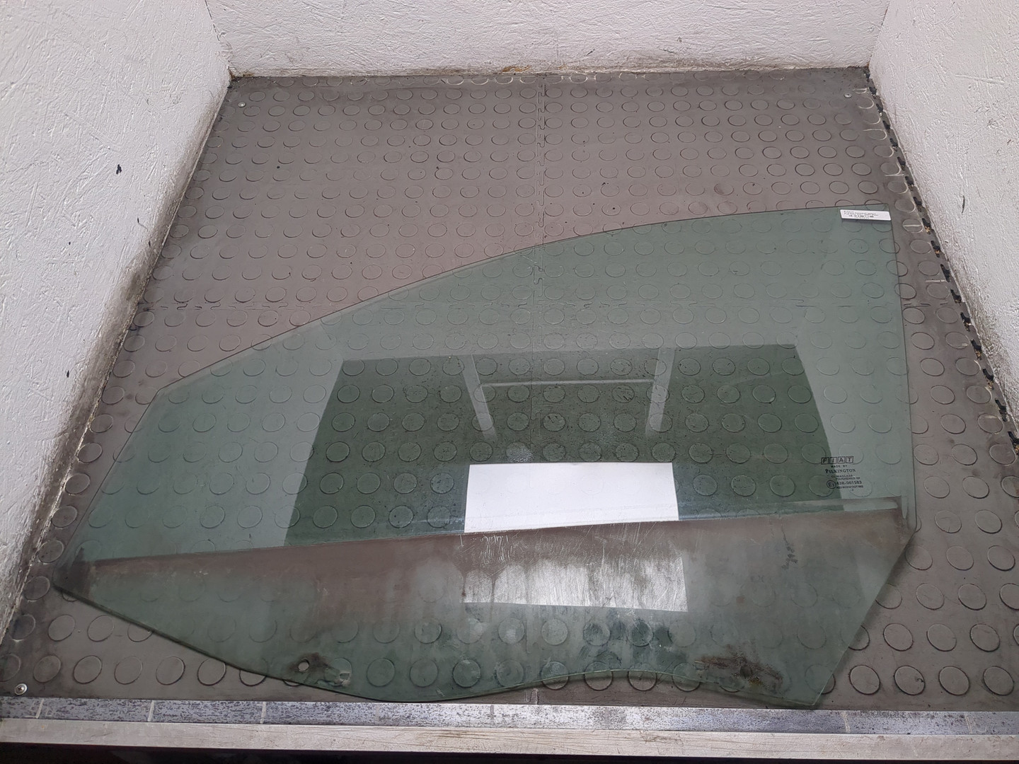 Стекло двери передней левой