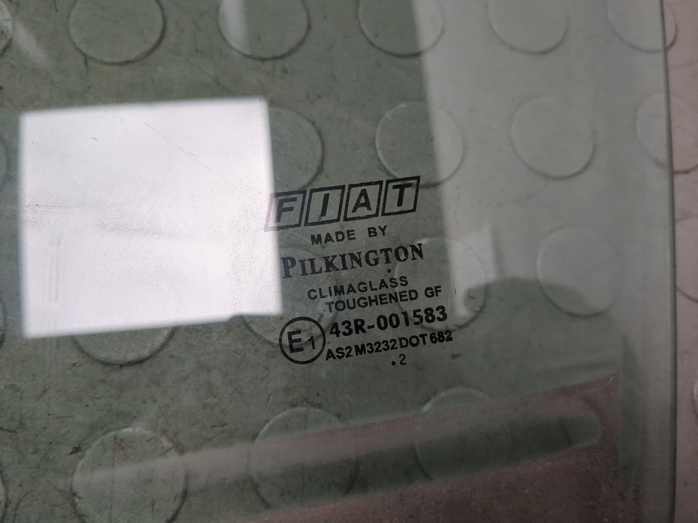 Стекло двери передней левой