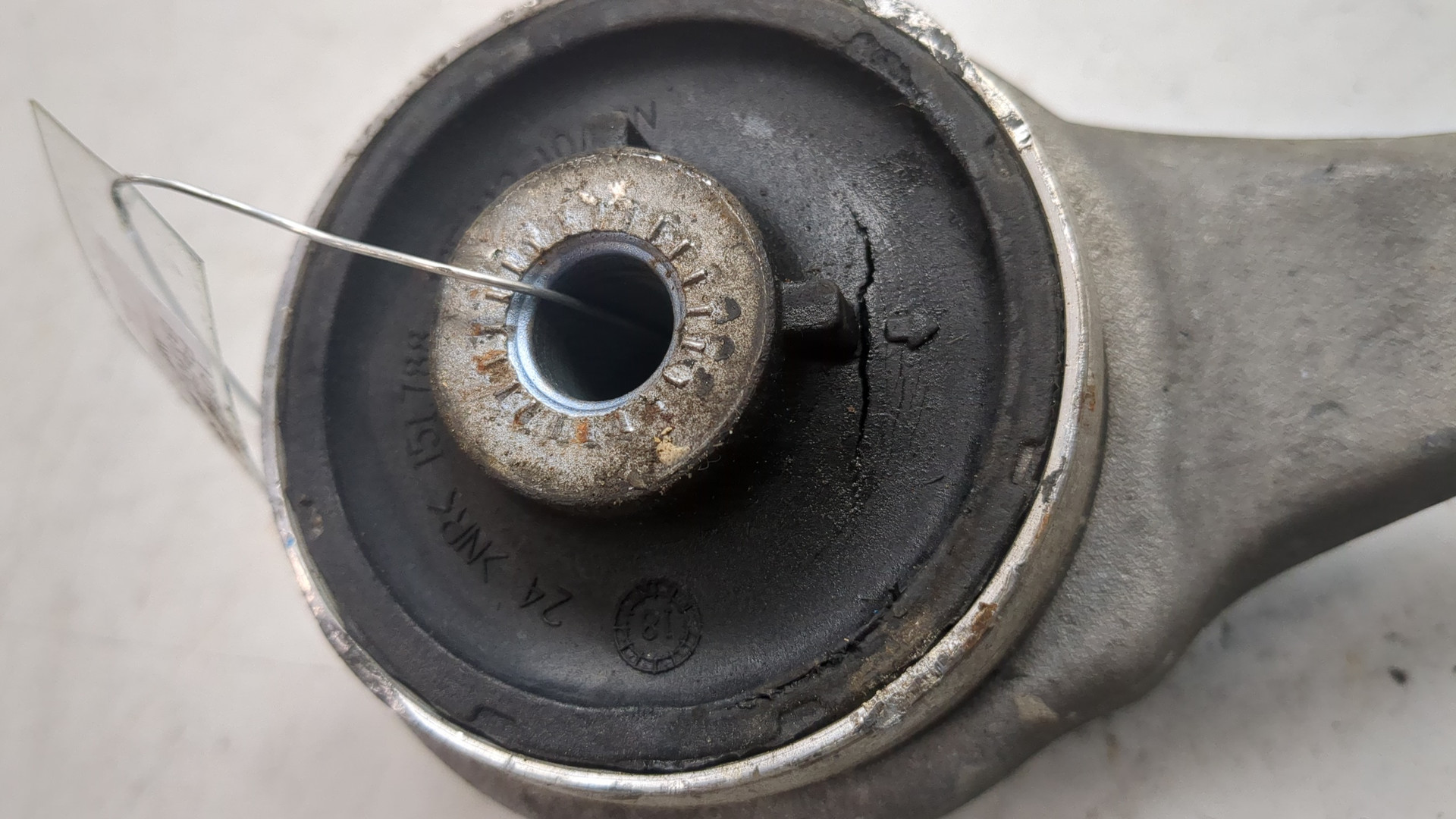 Рычаг передний левый