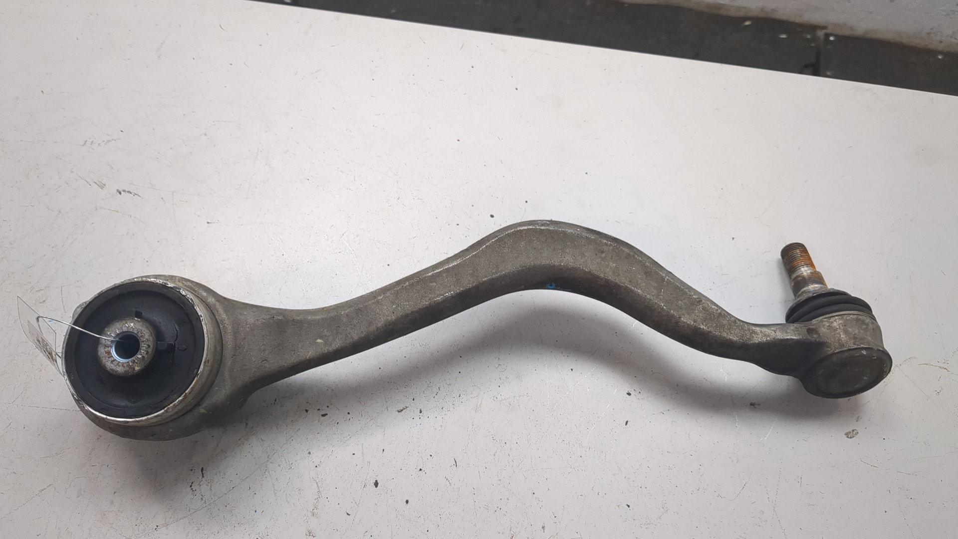 Рычаг передний левый