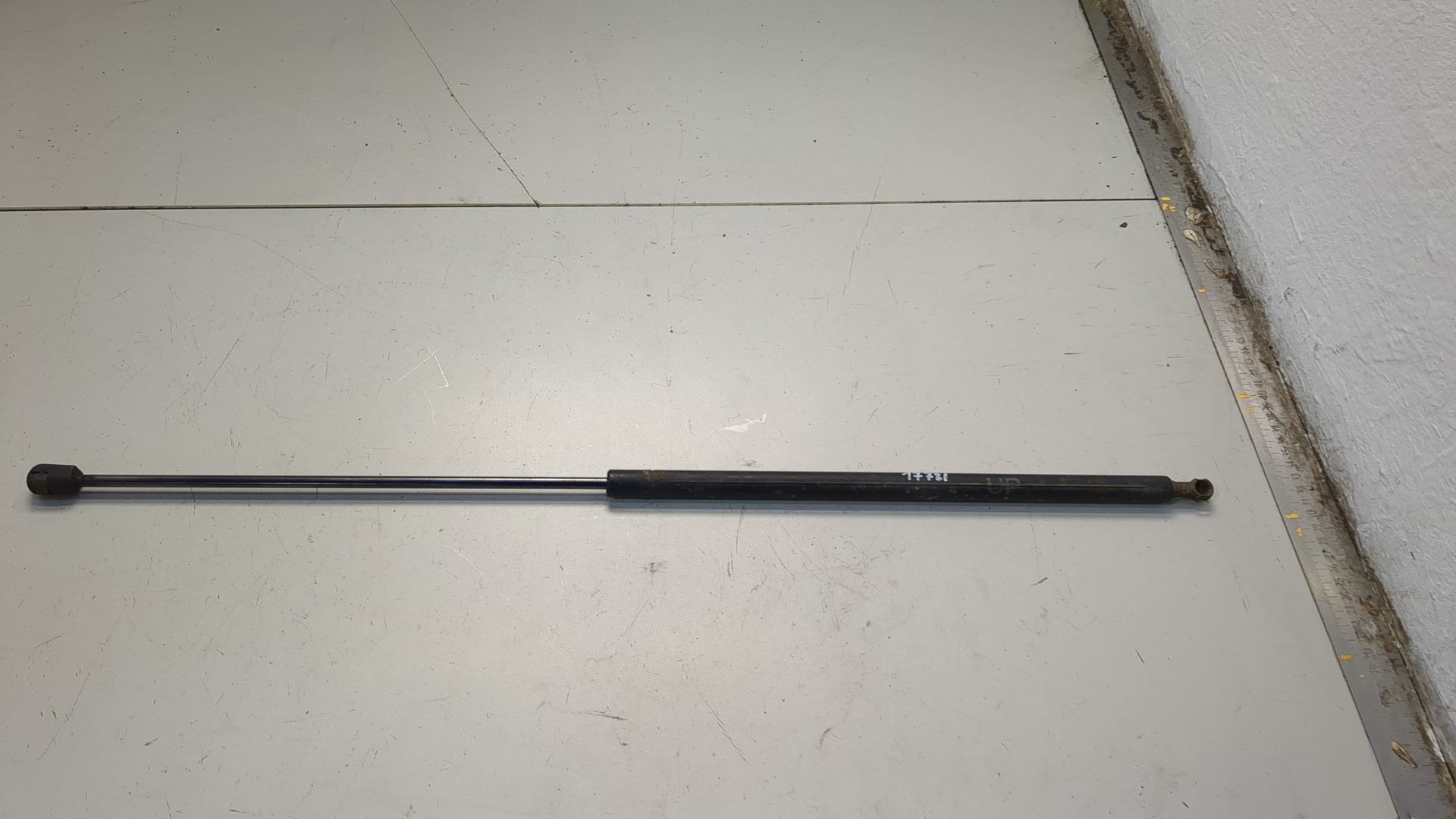 Амортизатор капота