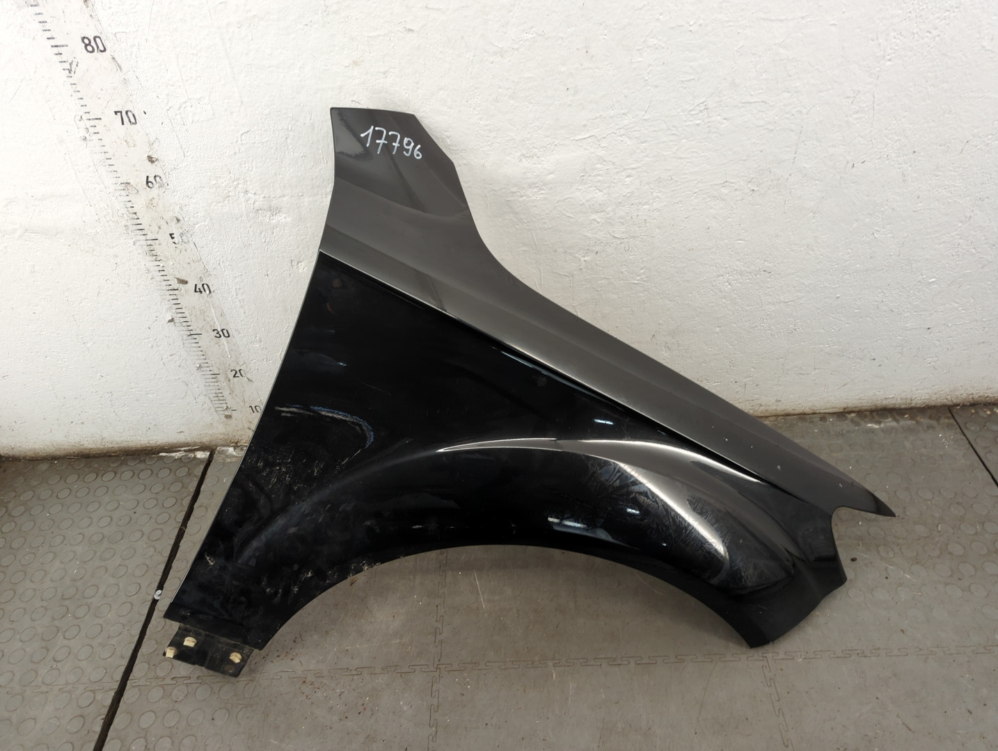 Крыло переднее правое