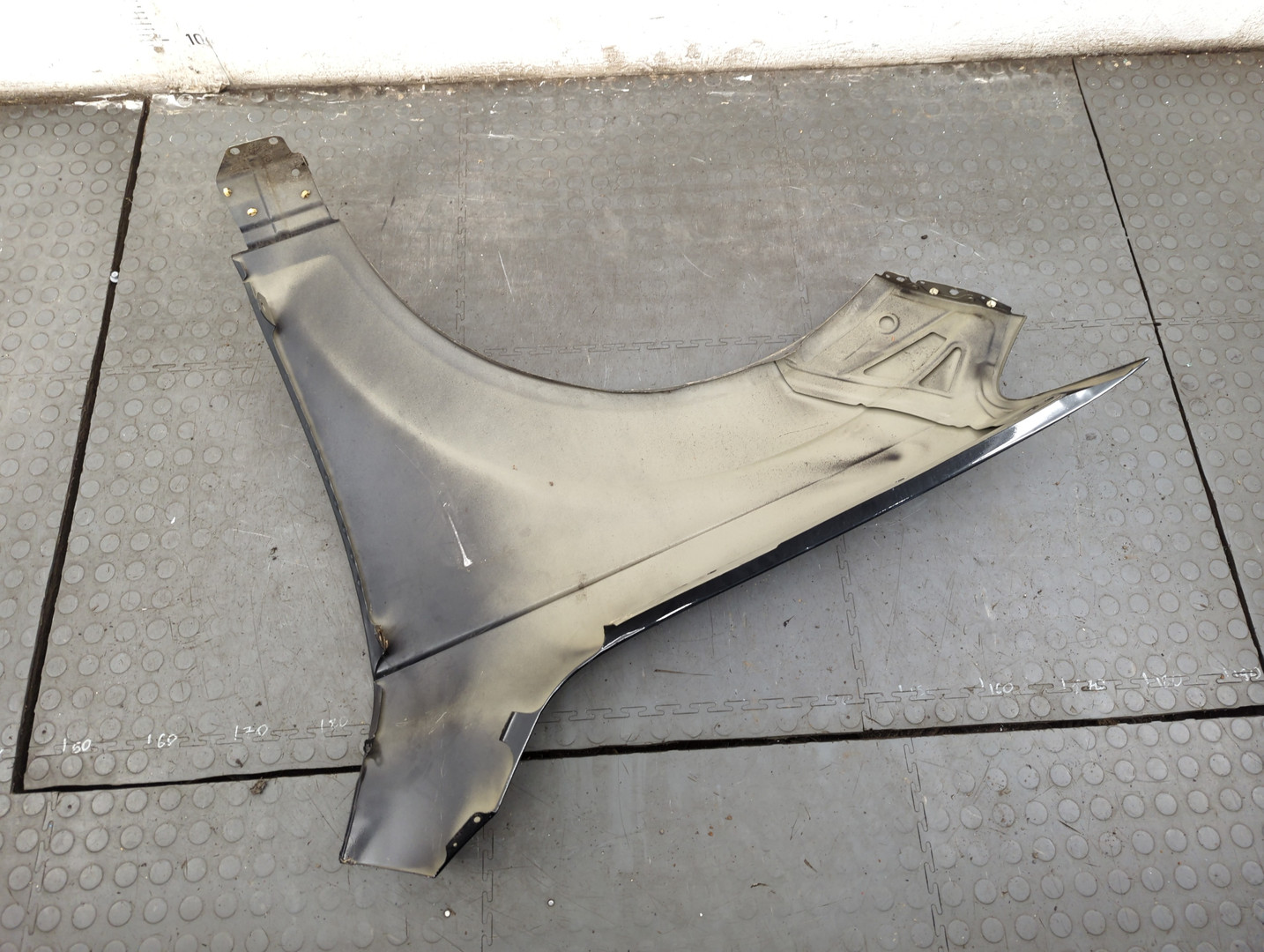 Крыло переднее правое