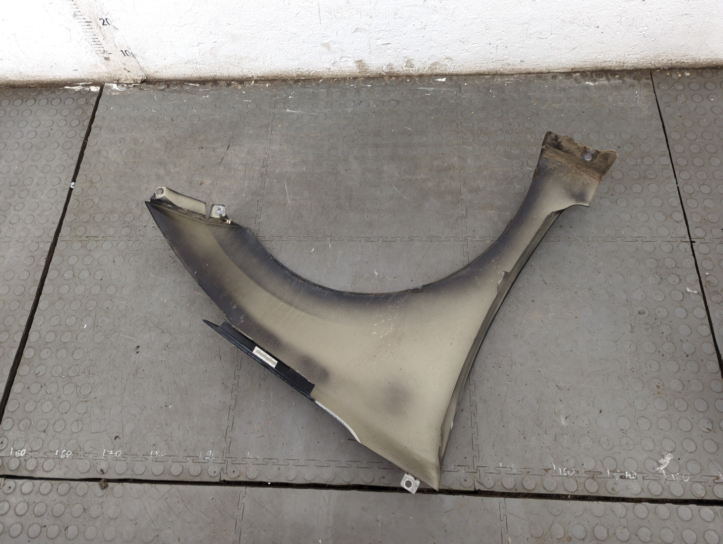 Крыло переднее левое