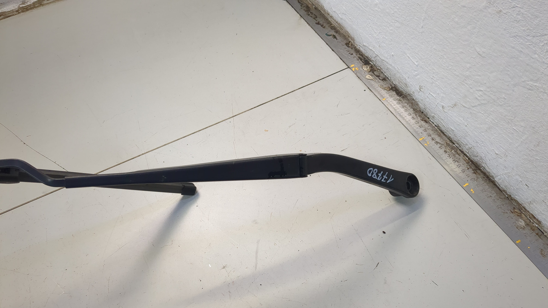 Поводок стеклоочистителя передний левый