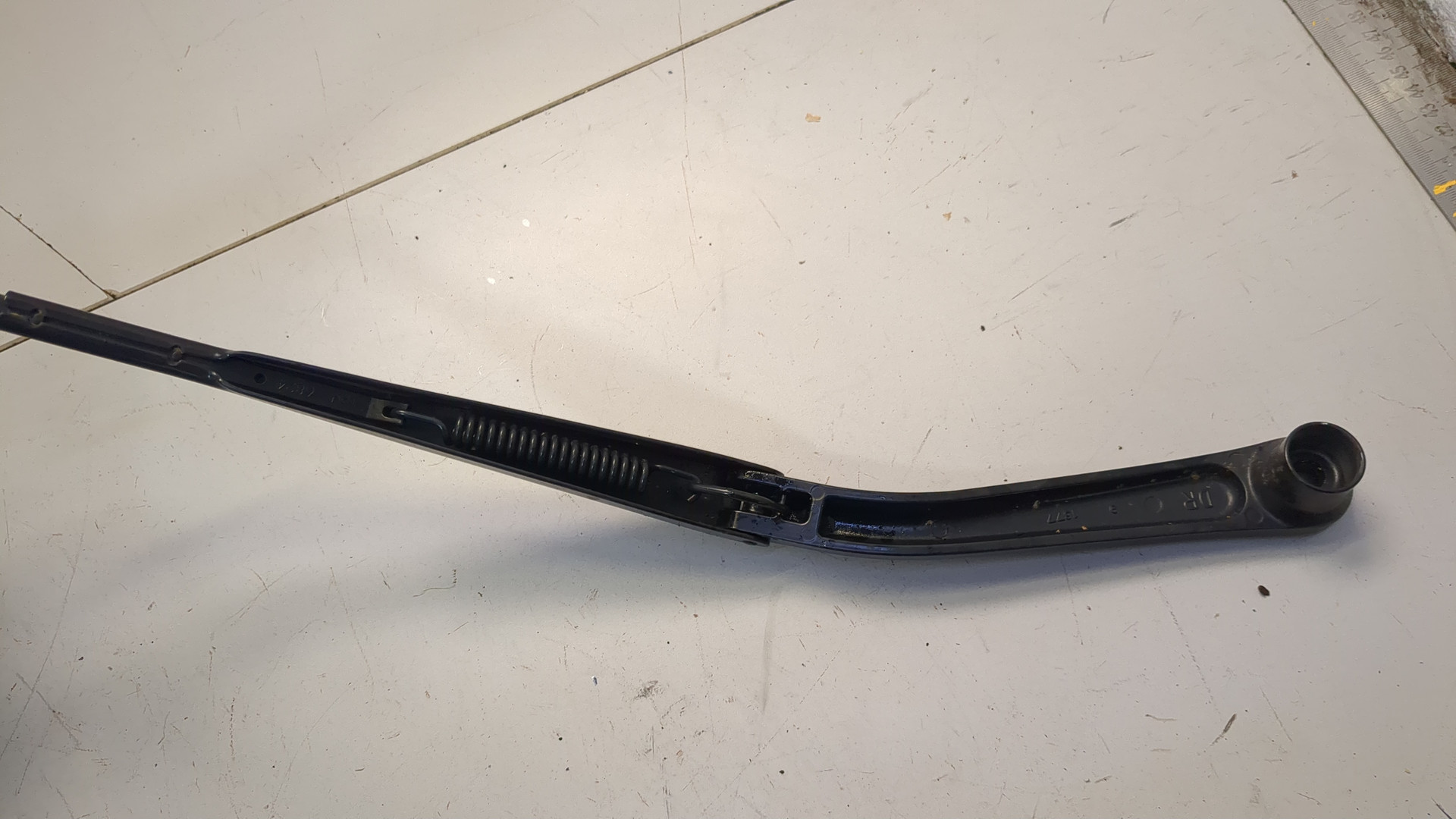 Поводок стеклоочистителя передний левый