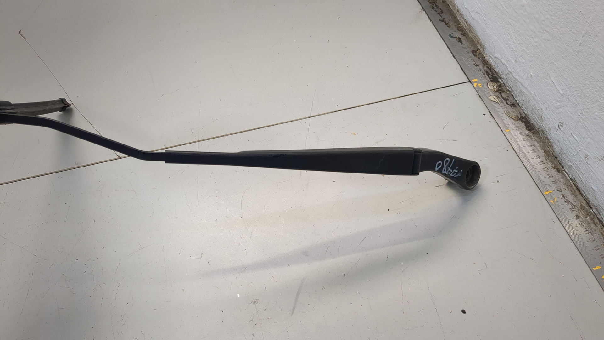 Поводок стеклоочистителя передний правый
