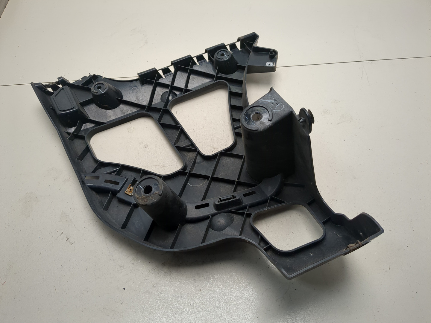 Кронштейн заднего бампера левый