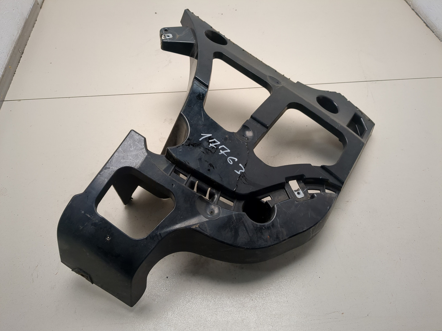 Кронштейн заднего бампера левый