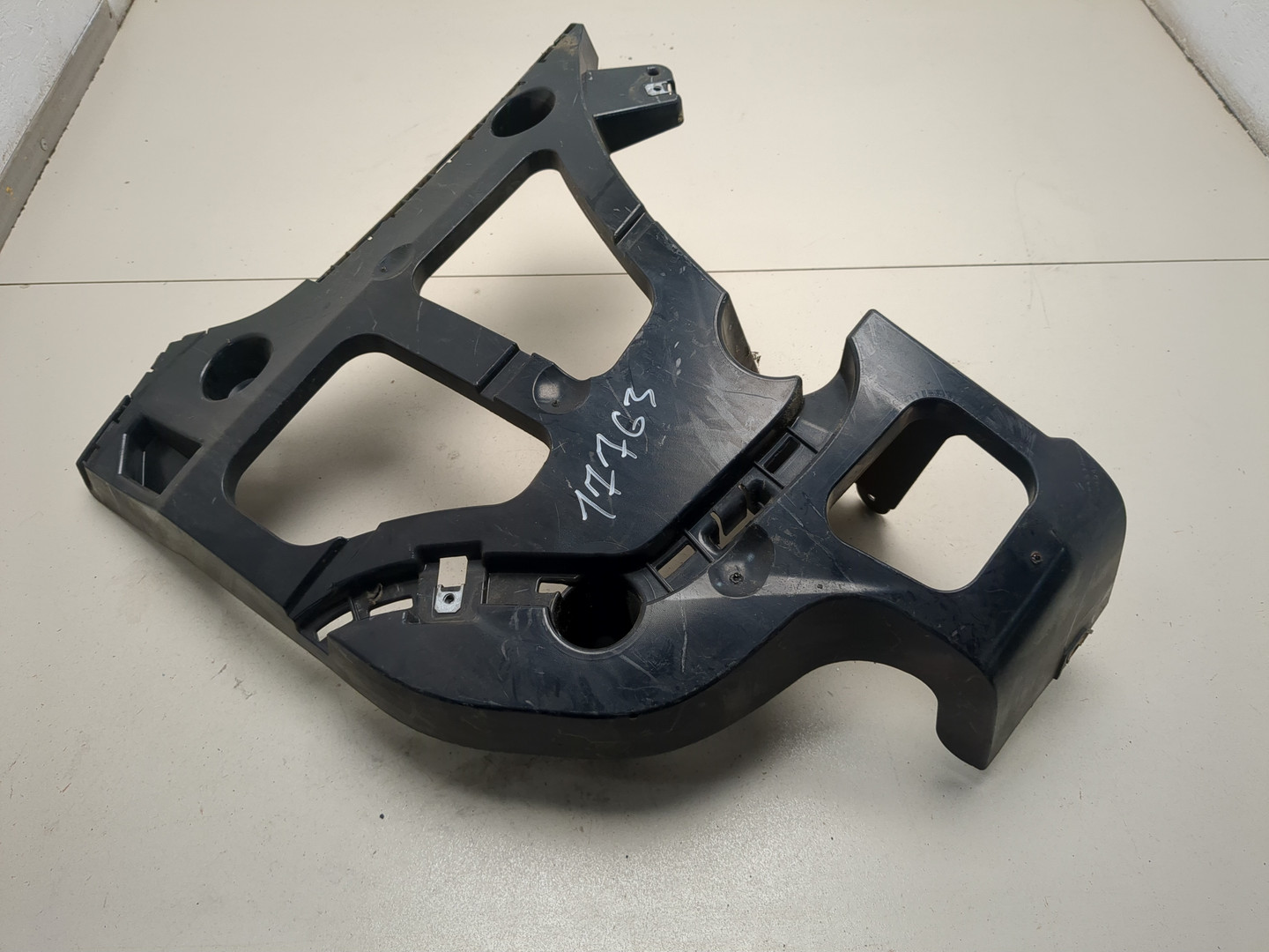 Кронштейн заднего бампера правый