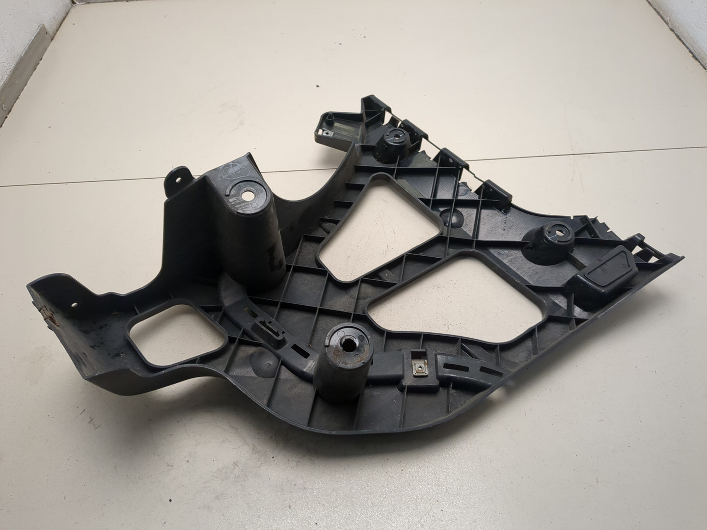 Кронштейн заднего бампера правый