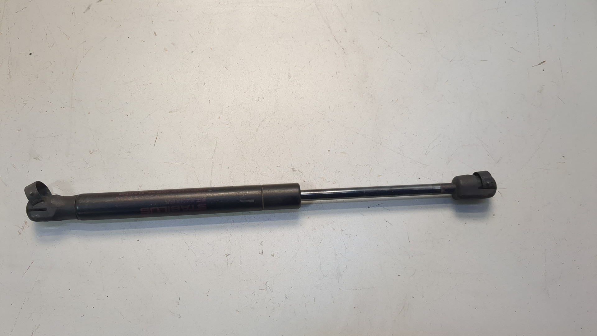 Амортизатор крышки багажника