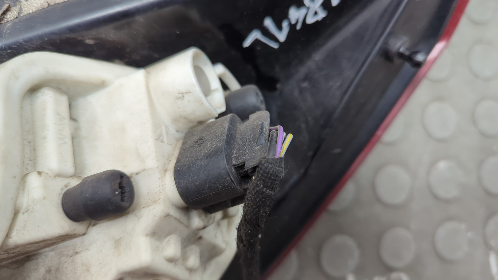 Фонарь задний левый