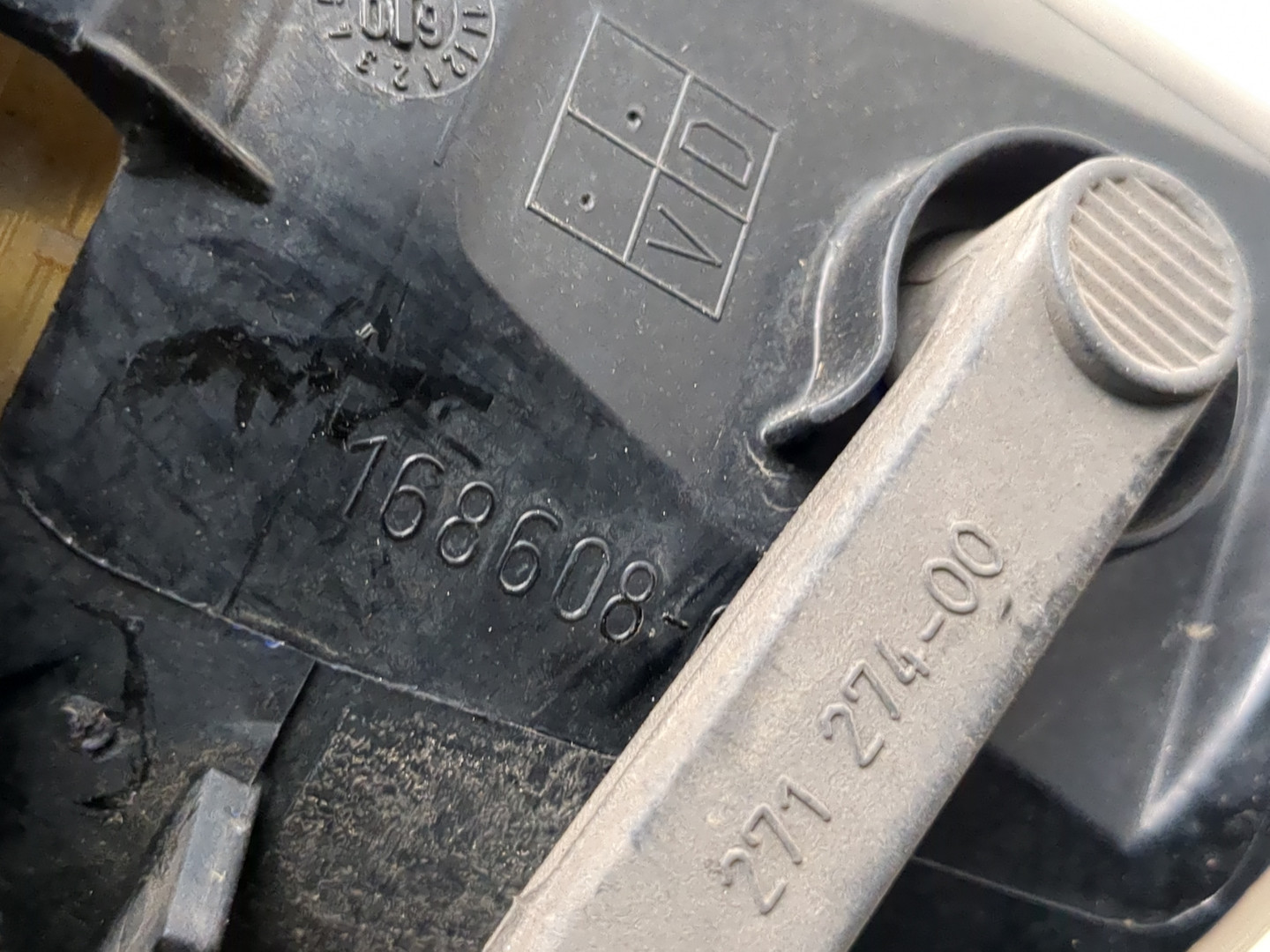 Фара противотуманная левая