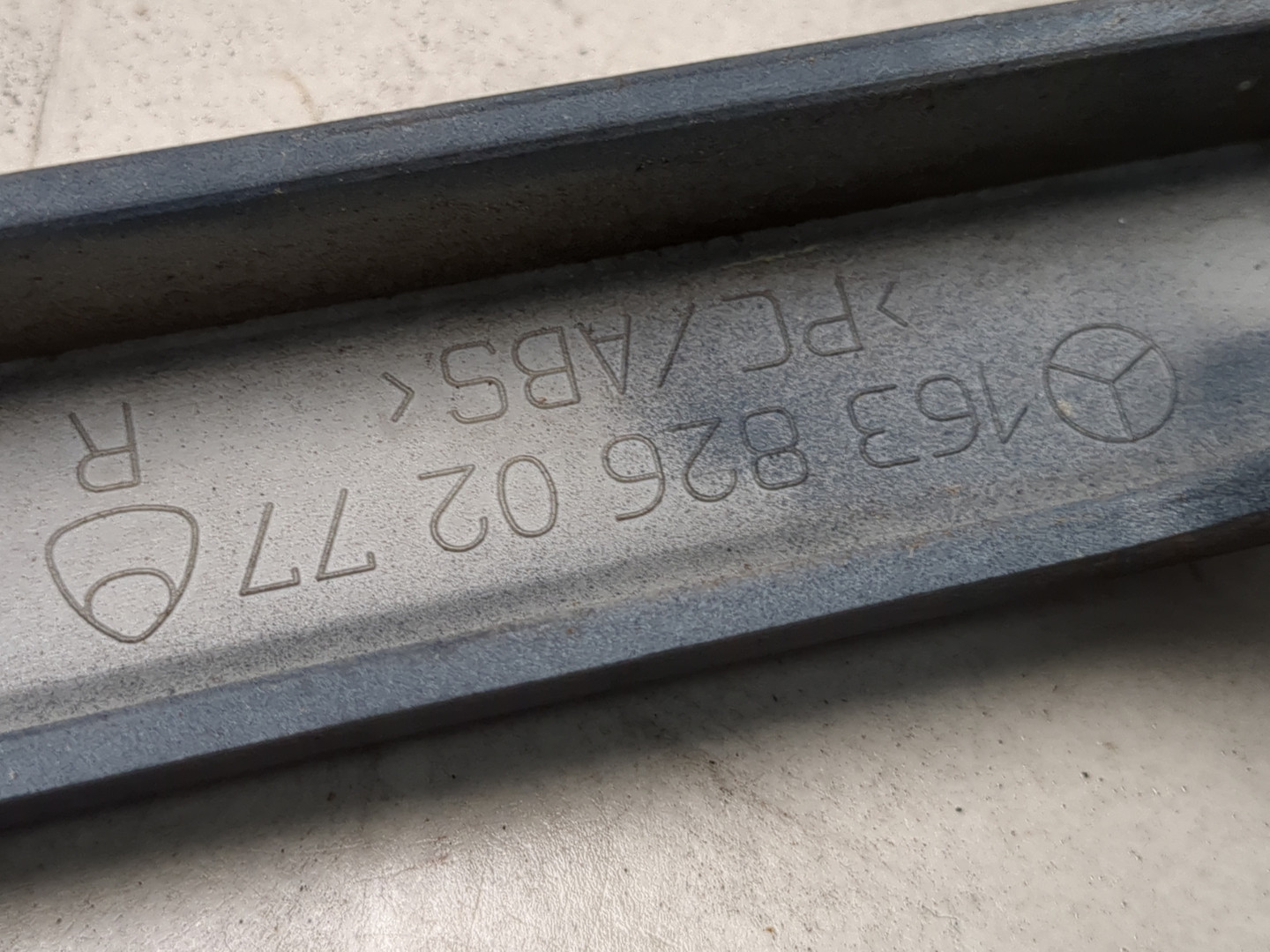 Планка под фару правая