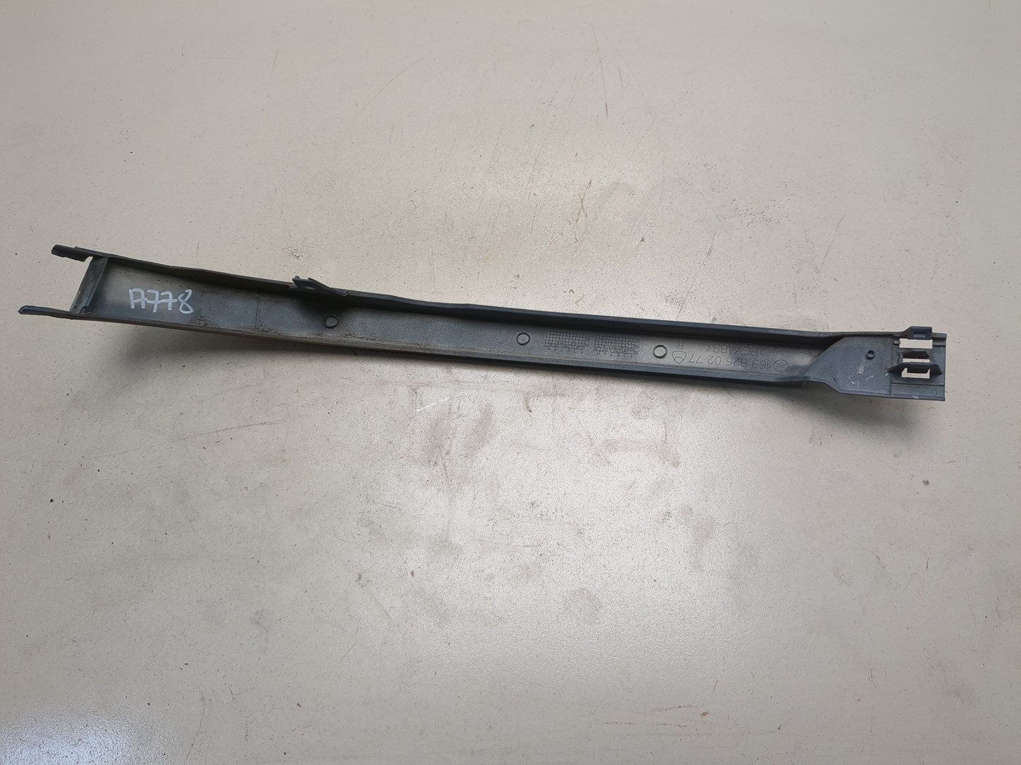 Планка под фару правая