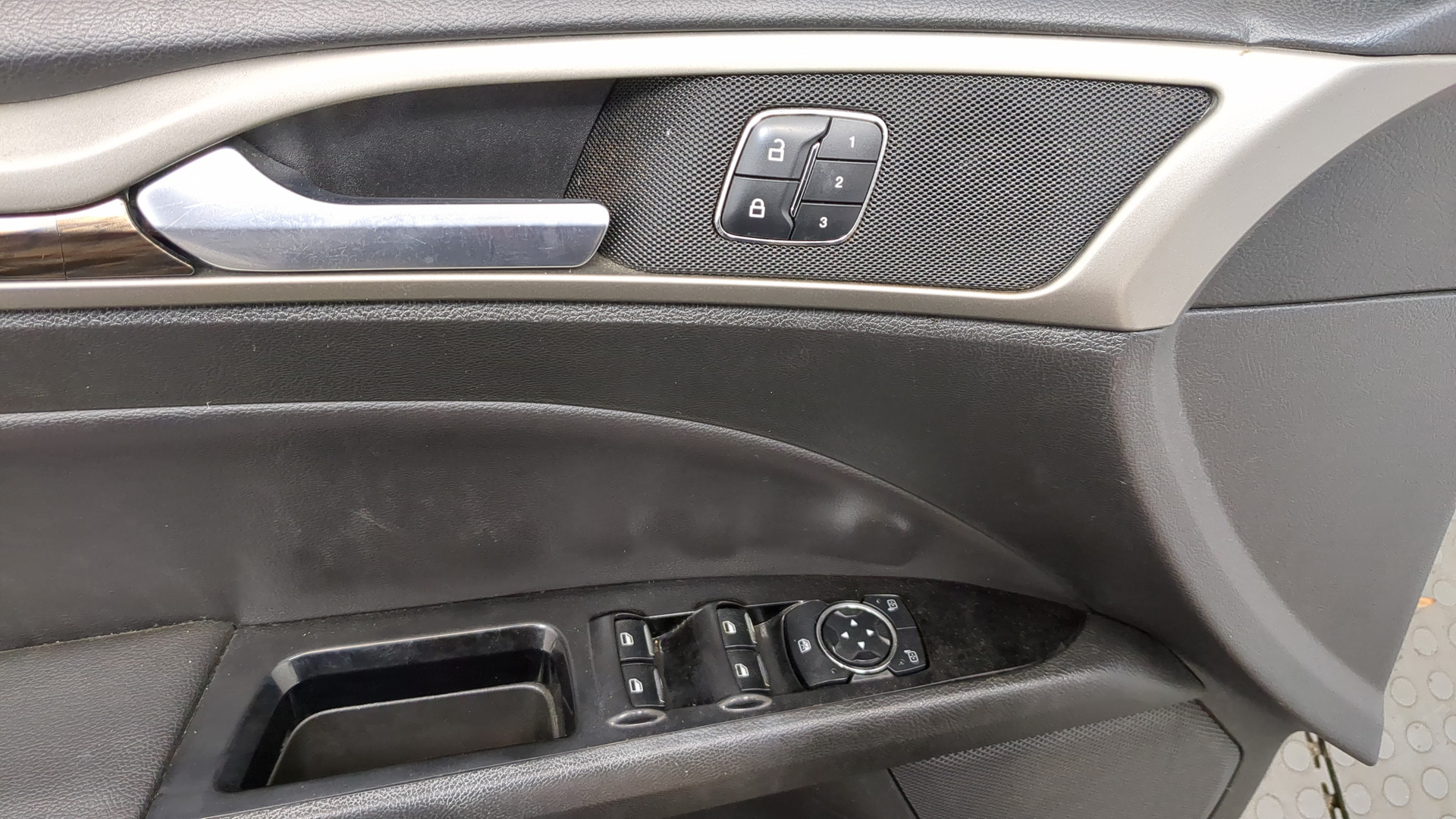 Дверь передняя левая