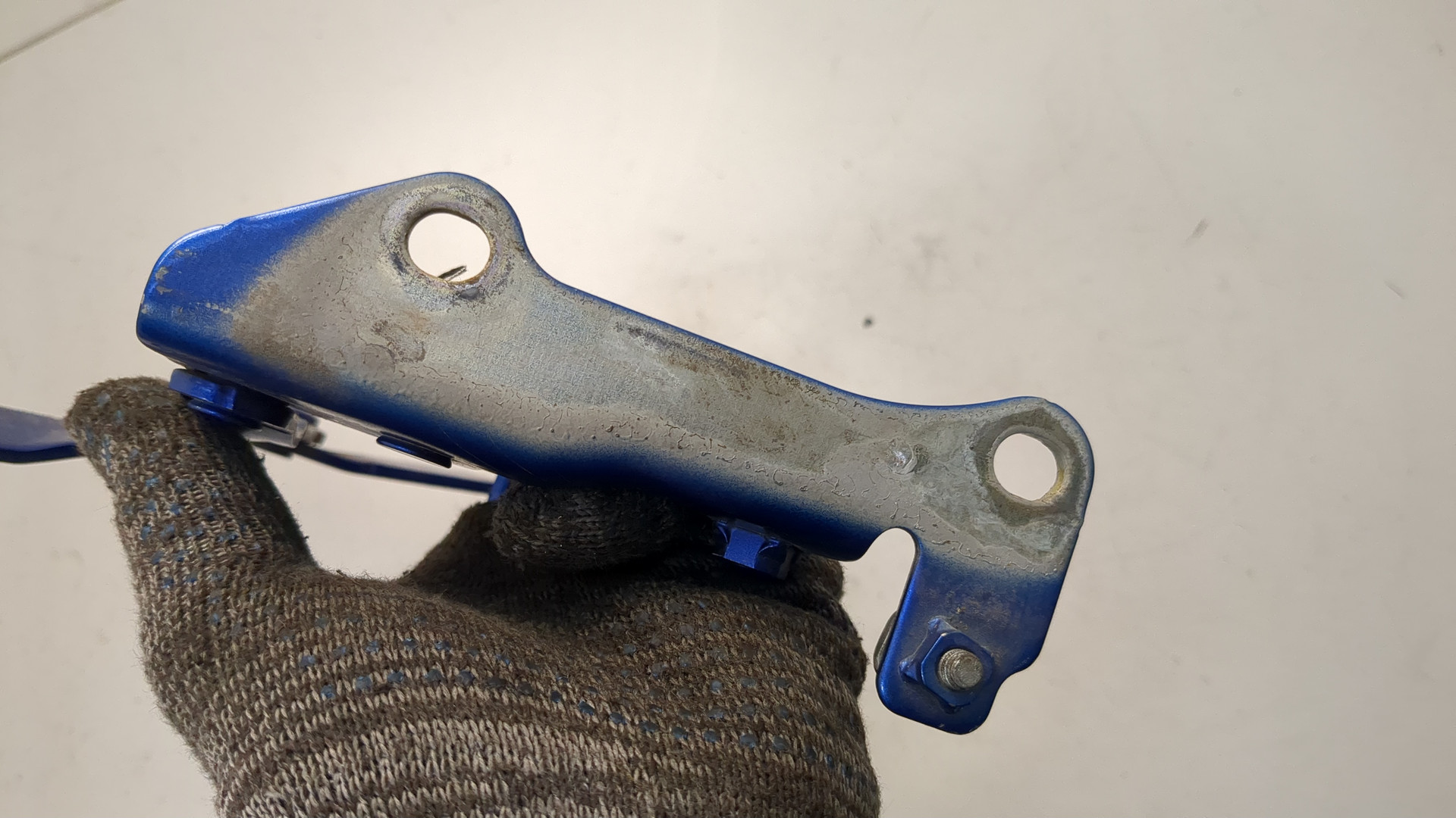 Петля крышки багажника