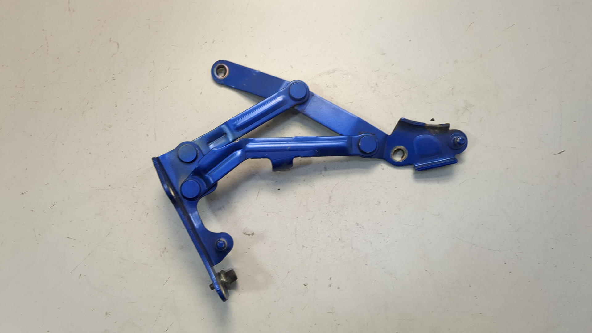 Петля крышки багажника