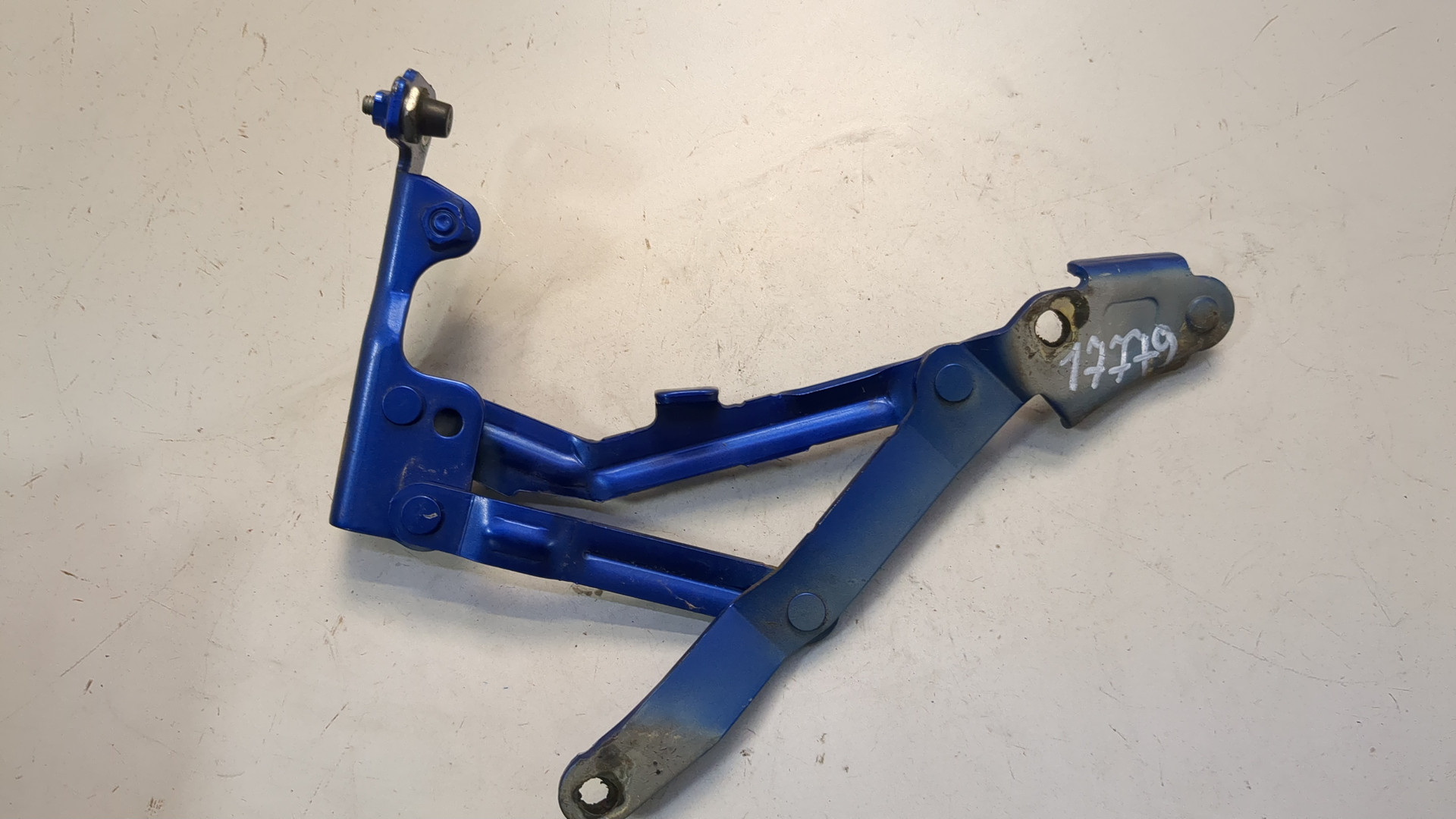 Петля крышки багажника