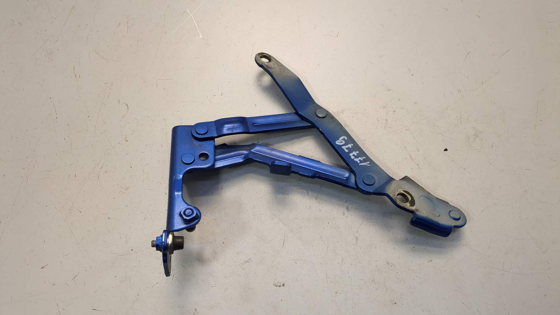 Петля крышки багажника