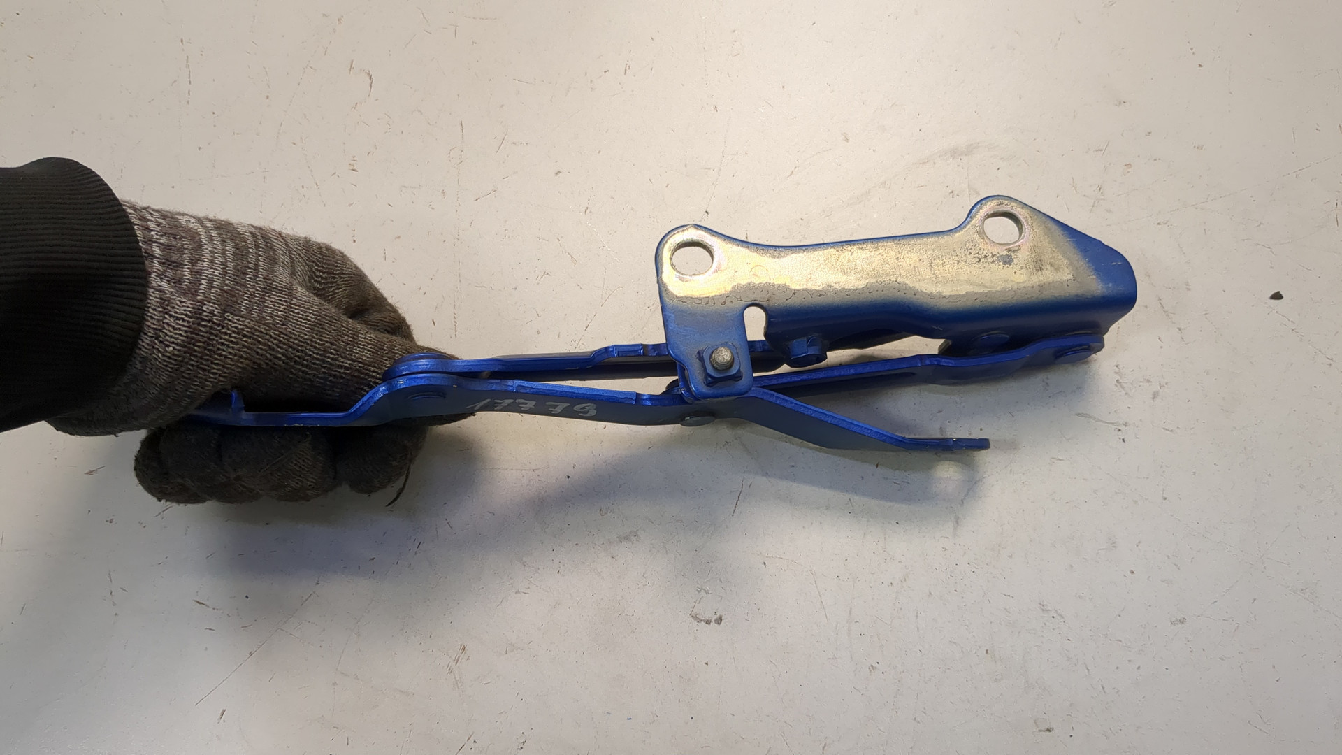 Петля крышки багажника