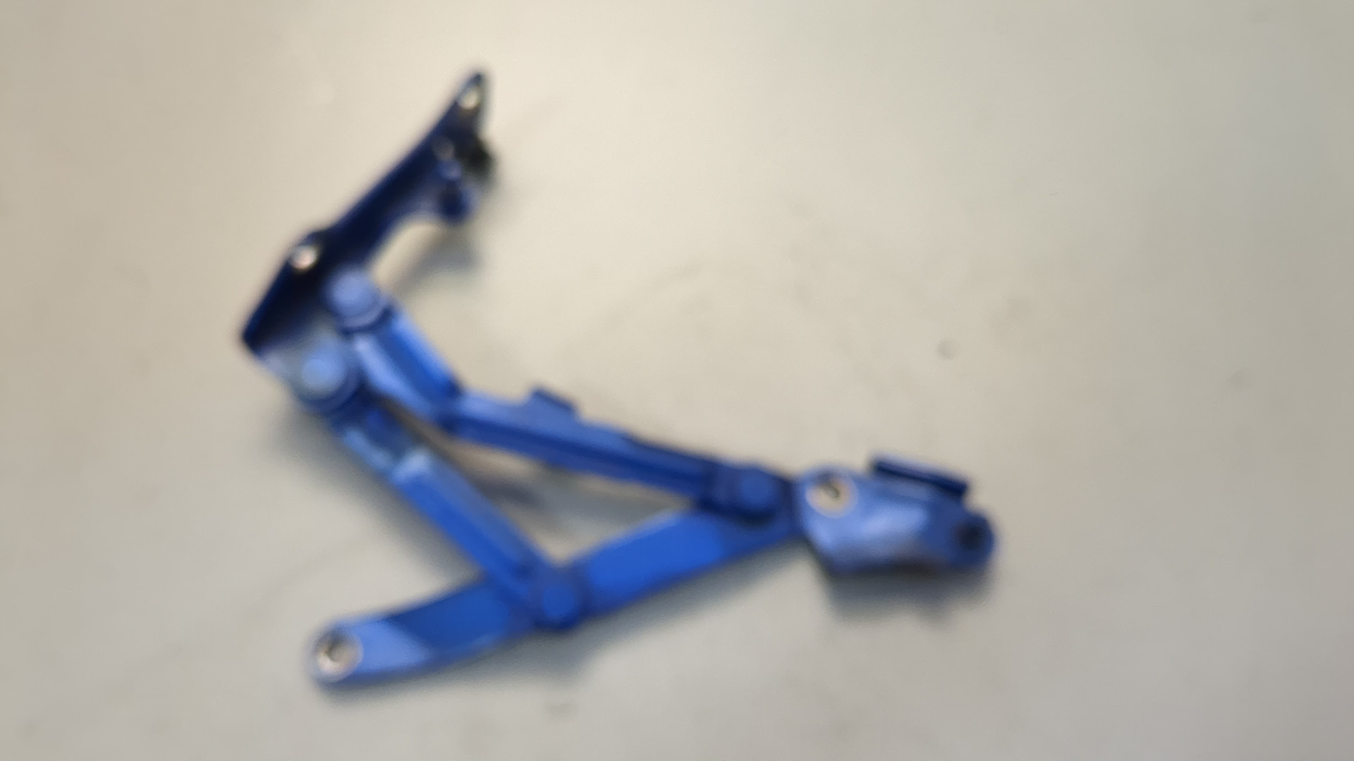 Петля крышки багажника