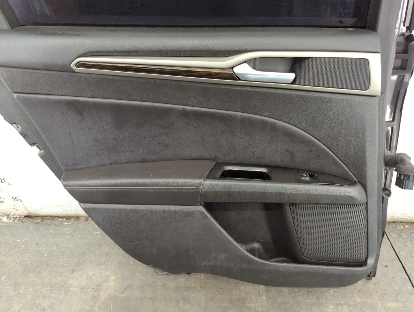 Дверь задняя левая