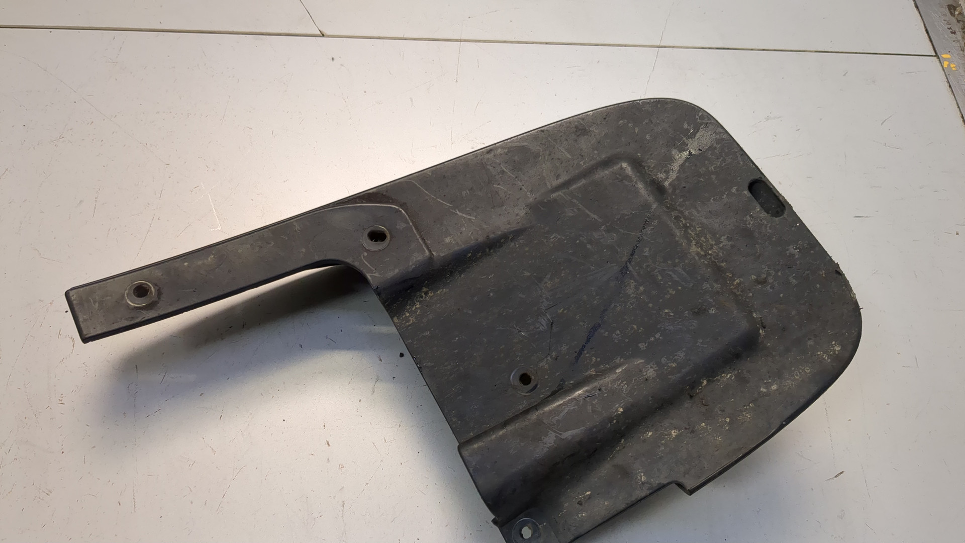 Брызговик передний левый